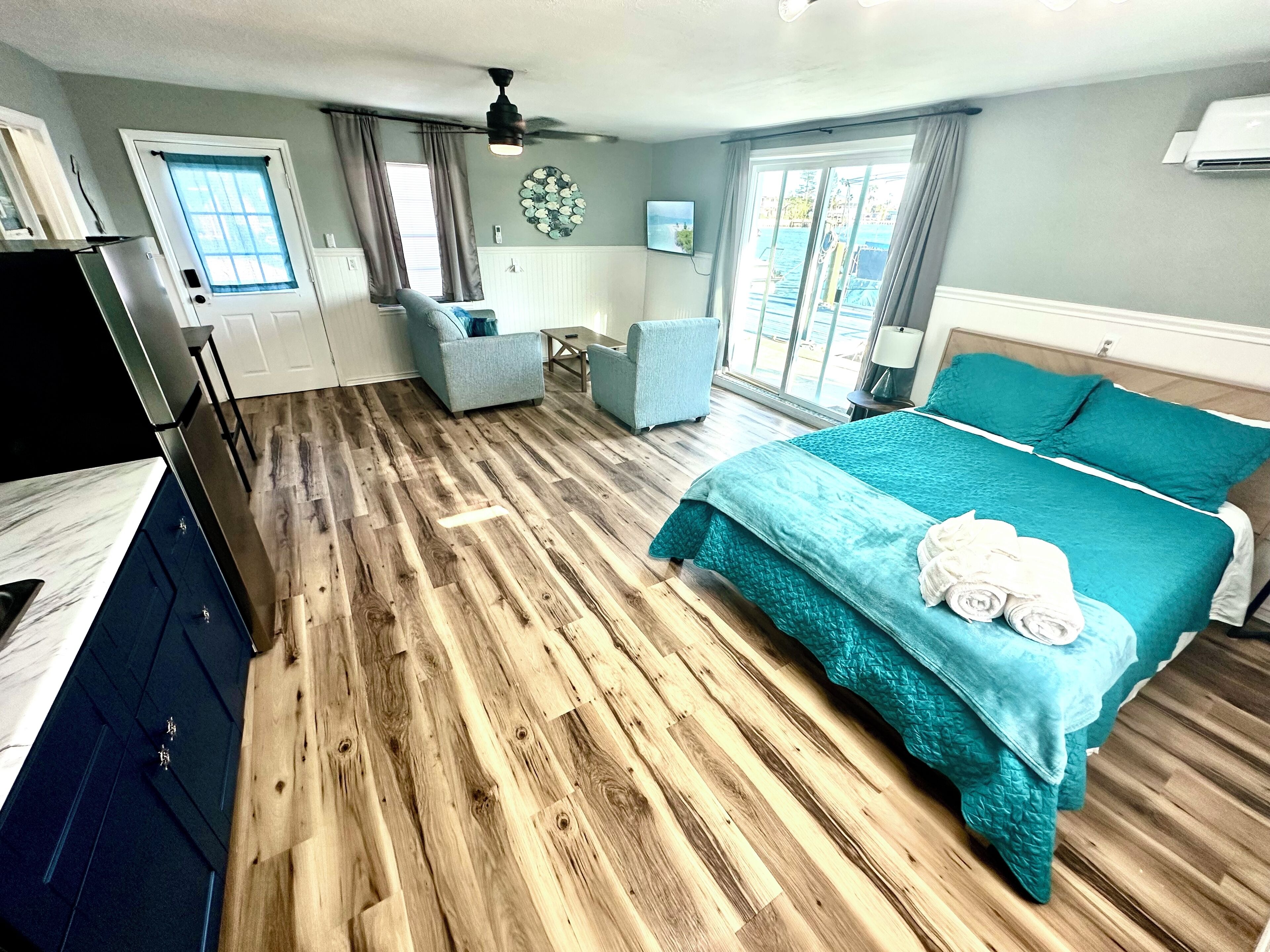 Iron/ironing board, WiFi, bed sheets