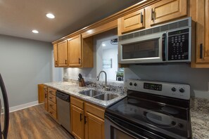 Frigorifero, microonde, forno, piano cottura