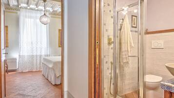Douche, sĂšche-cheveux, bidet, serviettes fournies