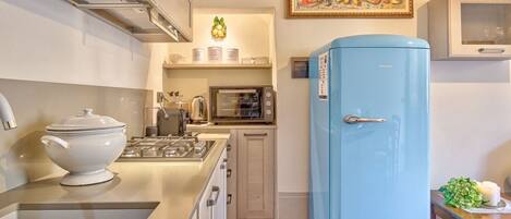 Coffee/tea maker, microwave, oven, dishwasher