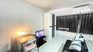 Room | Living area | 24-inch flat-screen TV with satellite channels, TV