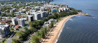 Stylish beachside unit 3 min walk to beach