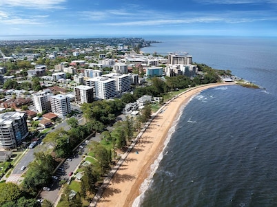 Stylish beachside unit 3 min walk to beach