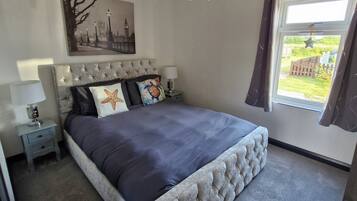 3 bedrooms, Egyptian cotton sheets, premium bedding, iron/ironing board