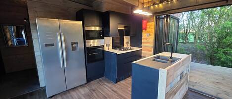 Refrigerador, microondas, horno y parrilla de estufa