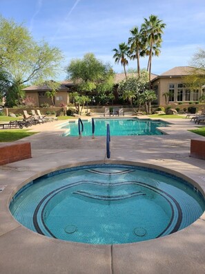 Piscina all'aperto, una piscina riscaldata