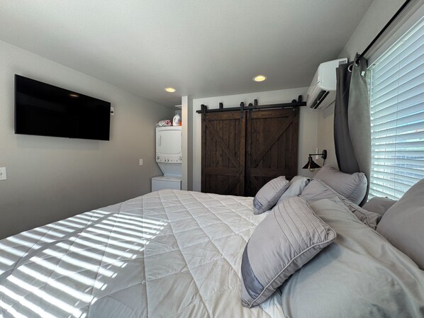 Tabla de planchar con plancha, wifi gratis y ropa de cama 