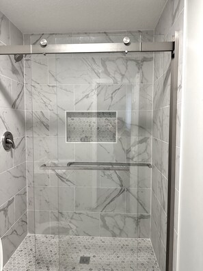 Dusche, Haartrockner, Handtücher