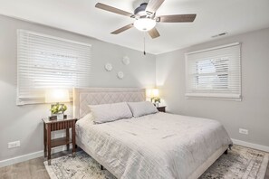 3 Schlafzimmer, Schreibtisch, Bügeleisen/Bügelbrett, Reisekinderbett