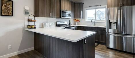 Kühlschrank, Mikrowelle, Ofen, Herdplatte