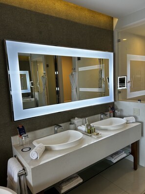 Dusche, Haartrockner, Bidet, Handtücher