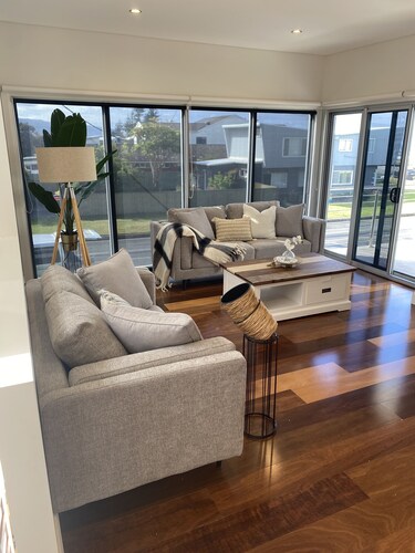 Woonona Beach House a few steps from patrolled beach, parks and cafes