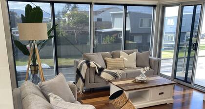 Woonona Beach House a few steps from patrolled beach, parks and cafes