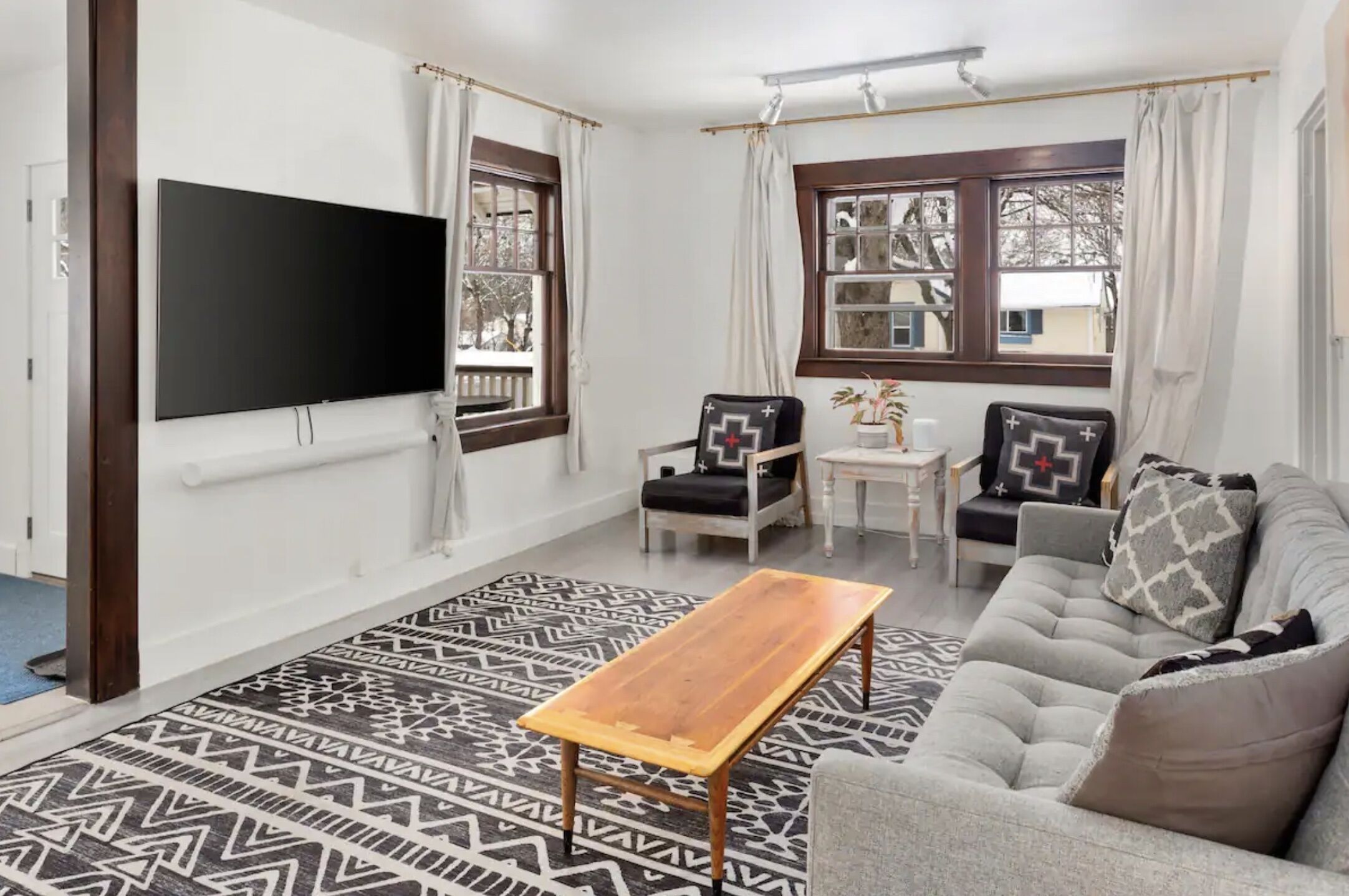 Smart TV, fireplace, stereo
