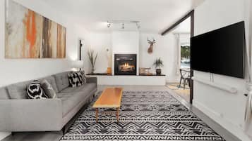 Smart TV, fireplace, stereo