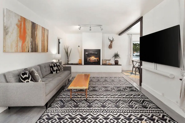 TV connectée, cheminée, chaßne hi-fi