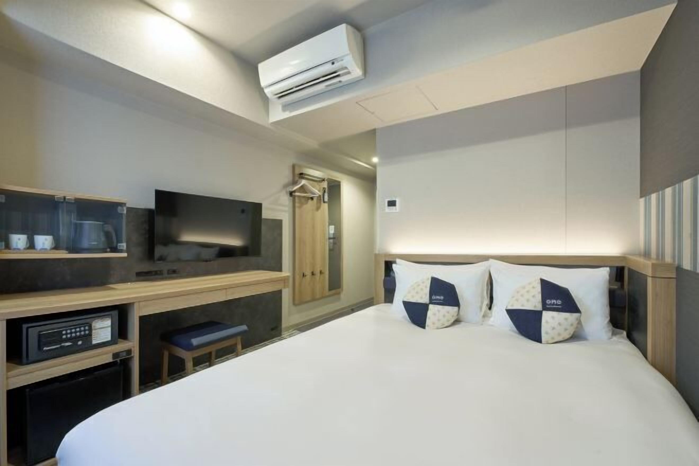 Safe på rommet, skrivebord, blendingsgardiner og strykejern/-brett