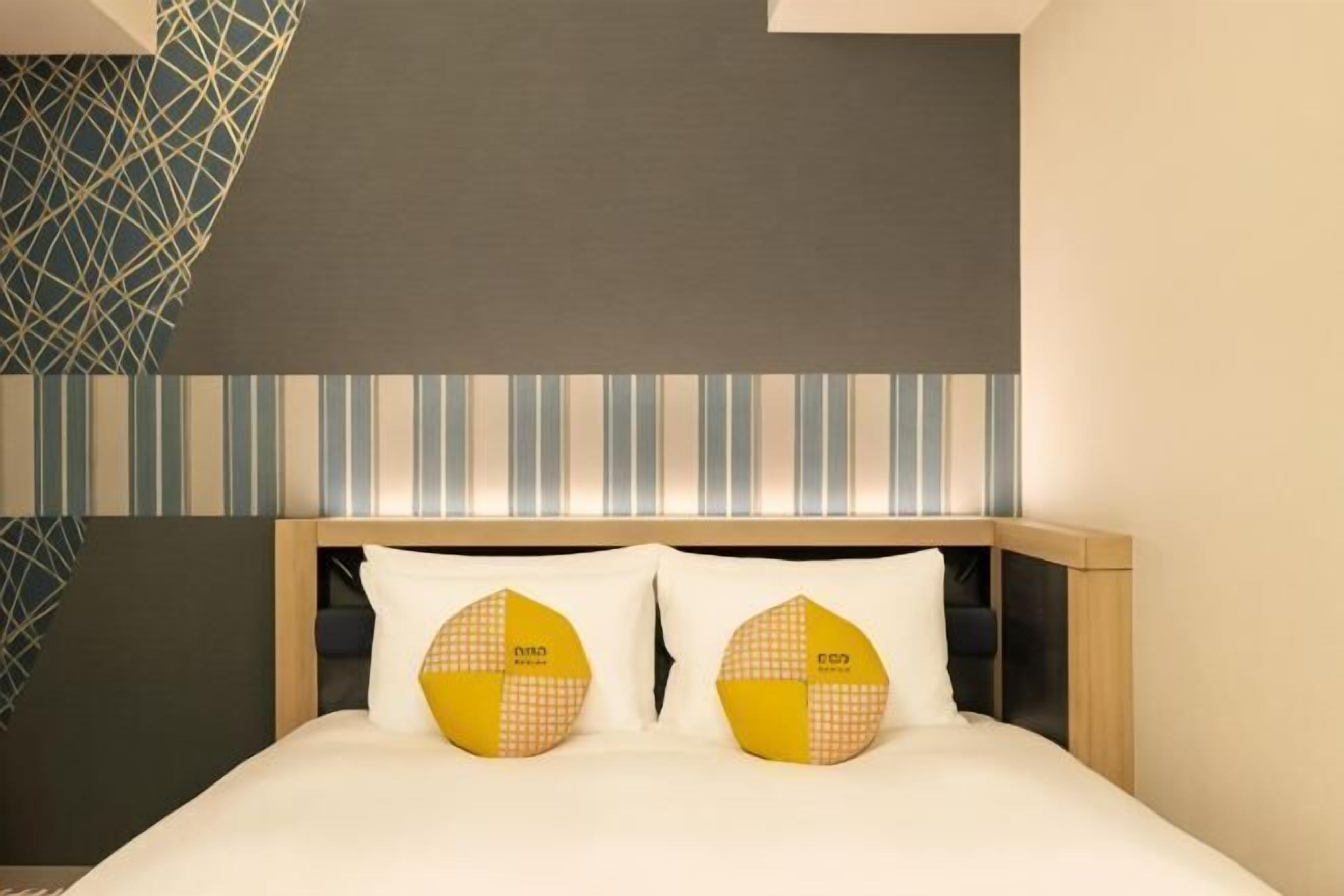 Safe på rommet, skrivebord, blendingsgardiner og strykejern/-brett