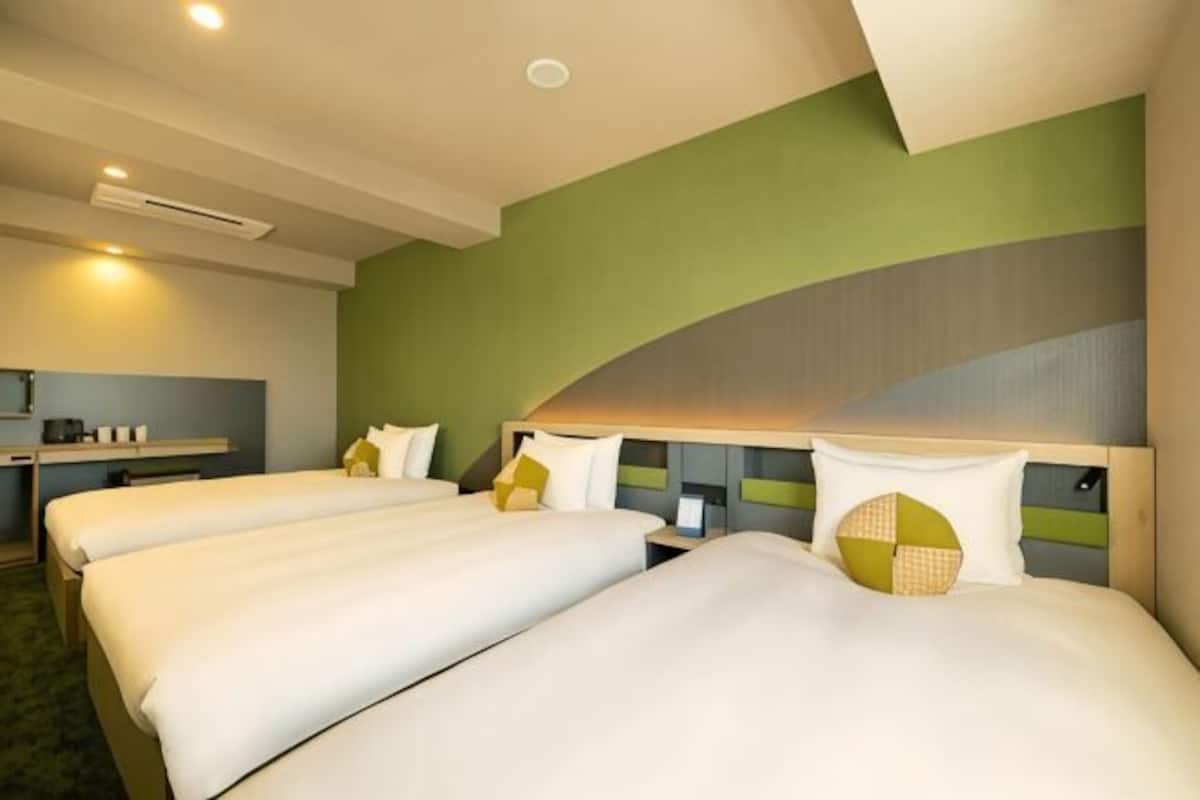 Safe på rommet, skrivebord, blendingsgardiner og strykejern/-brett