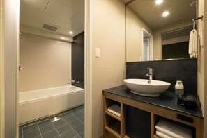 Combined shower/tub, deep soaking tub, free toiletries, hair dryer - OMO Kansai Airport by Hoshino Resorts (Izumisano)