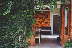 Exterior detail - Fengma Feiyang Hostel (Lhasa)