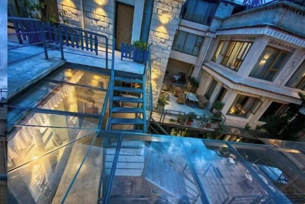 Outdoor pool - Fengma Feiyang Hostel (Lhasa)