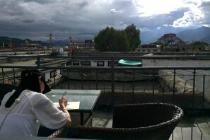 Outdoor dining - Fengma Feiyang Hostel (Lhasa)
