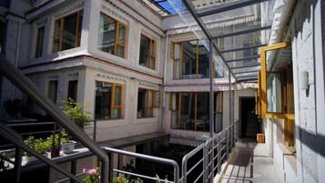 Un edificio de varios pisos con ventanas amplias y un balcón.