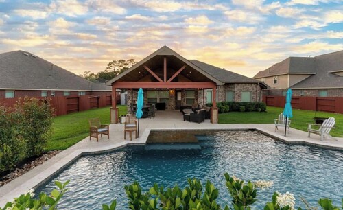 4-bedroom vacation home just 10 minutes drive to Deerbrook Mall