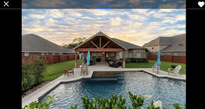 4-bedroom vacation home just 10 minutes drive to Deerbrook Mall