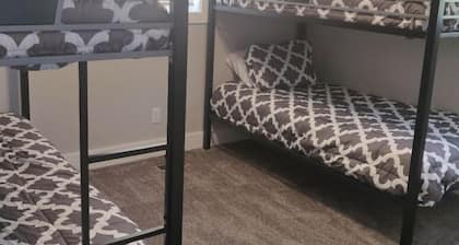 North Shore Oasis - 5 minutes from the lake!