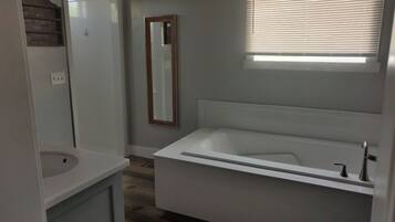 Ducha, bañera de hidromasaje, toallas, jabón