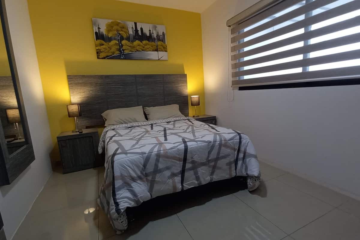 Doppia Deluxe, 1 letto queen | 1 camera, copriletto in piuma, una scrivania, ferro/asse da stiro