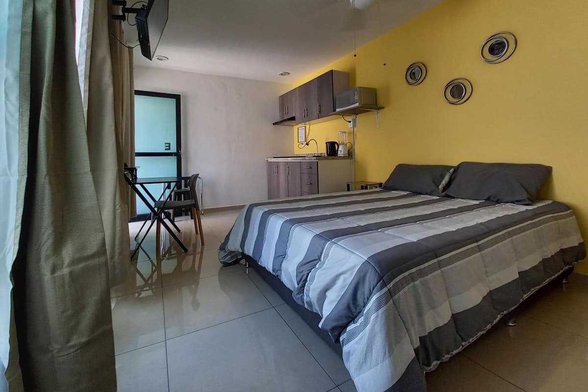 Junior Studio, 1 Queen Bed | 1 bedroom, down duvets, desk, iron/ironing board