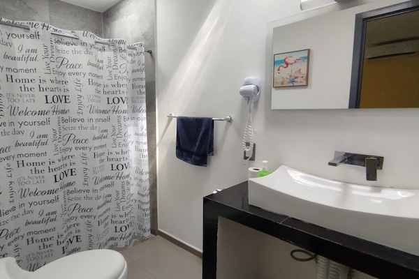Standard-Studio, Mehrere Betten | Badezimmer | Dusche, Regendusche, Haartrockner, Handtücher