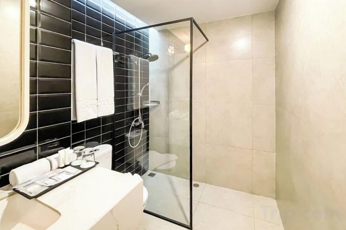 Bathroom | Free toiletries, towels, soap, shampoo