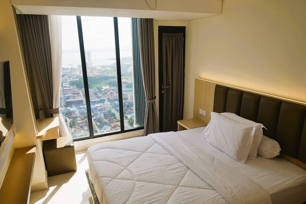 Individually decorated, individually furnished, laptop workspace