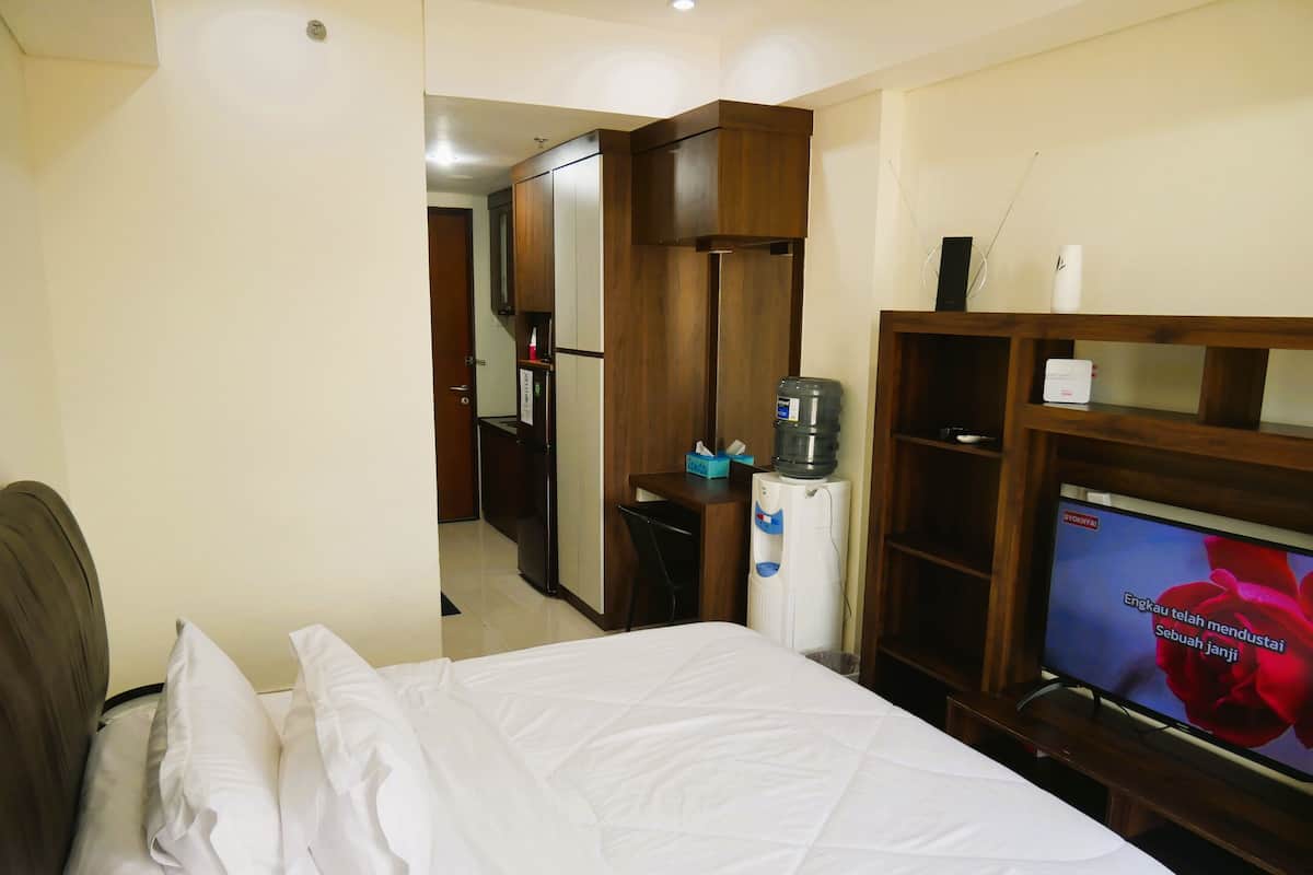 Economy Studio, 1 King Bed, Non Smoking | Individually decorated, individually furnished, laptop workspace