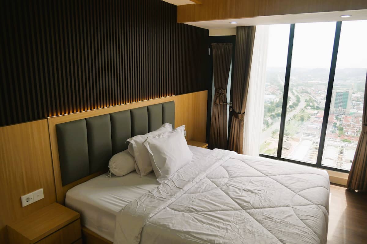 Deluxe Studio, 1 King Bed, Non Smoking