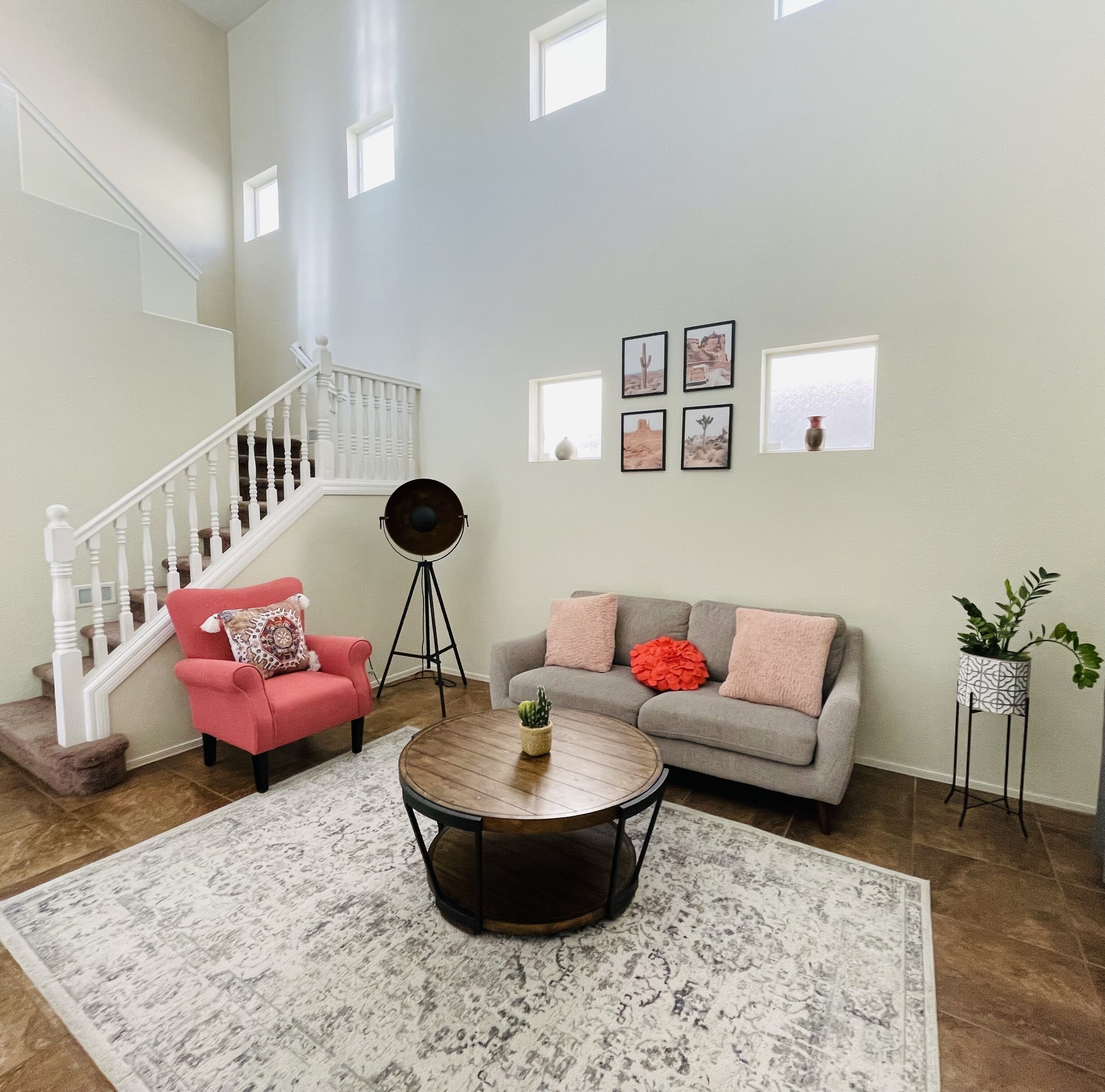 Lovely and spacious home!10 minutes away to the State Farm Stadium.