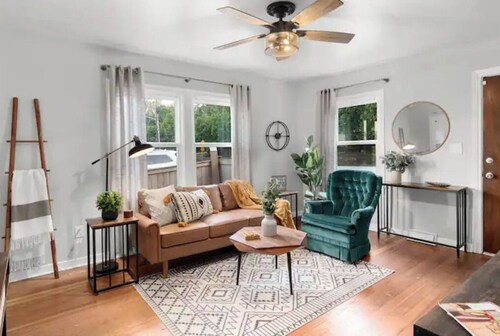 Walk to Wineries & Restaurant’s!