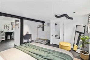 3 slaapkamers, een bureau, een strijkplank/strijkijzer, reisbedje