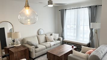 Smart-tv, böcker och ett musikbibliotek