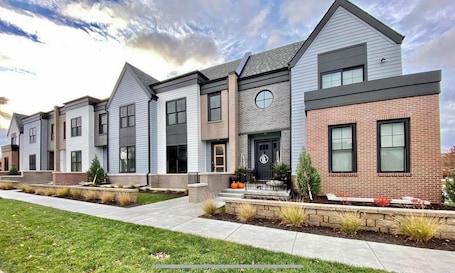 Exterior. Fun! New townhome, Near Memorial Stadium