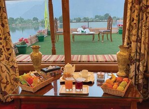 Luxury Room | Breakfast area