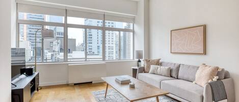 Una televisión, un reproductor estéreo