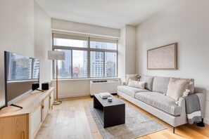 TV, stereo - Ideal FiDi Studio w/ Elevator, Gym & Doorman, near Wall St, by Blueground (Downtown)