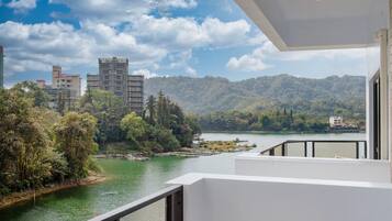 Quarto casal, sacada, vista para o lago | Terraço/pátio