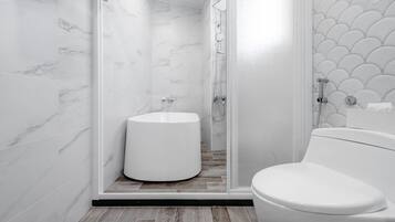 Un bagno moderno con il water, una doccia con porta in vetro e un lavandino.