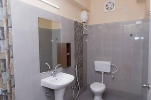 Regadera, regadera tipo lluvia, amenidades de baño gratuitas, batas
